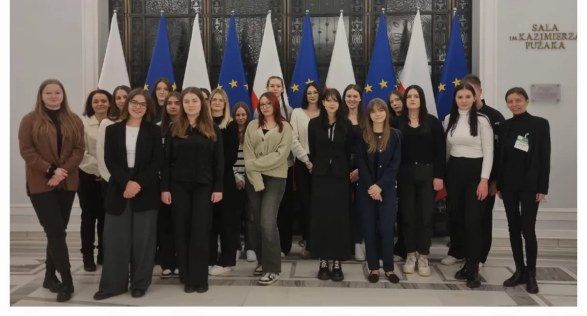 Uczniowie z Łukowa w Sejmie! Zobaczyli na żywo obrady i przenieśli się w czasy PRL-u