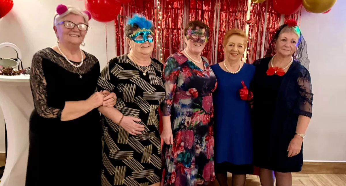 Seniorzy bawili się jak nigdy! Łukowski Bal Walentynkowy podbił serca gości [ZDJĘCIA]