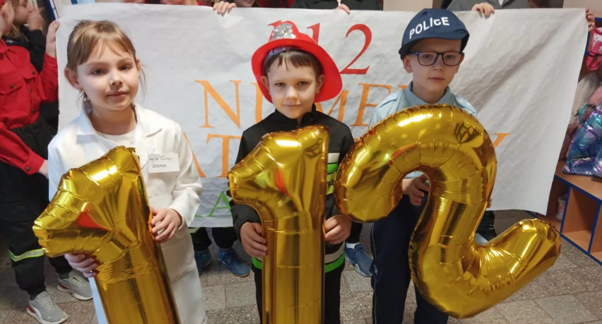 Młodzi strażacy edukują w Woli Bystrzyckiej! Akcja Młodzieżowej Drużyny Pożarniczej przypomniała uczniom o numerze 112