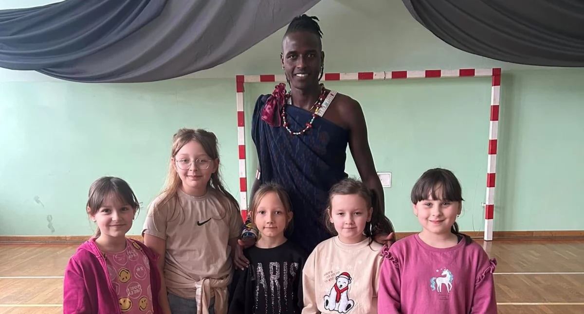 Masajowie w Krynce! Niezwykłe spotkanie uczniów z gościem z Tanzanii