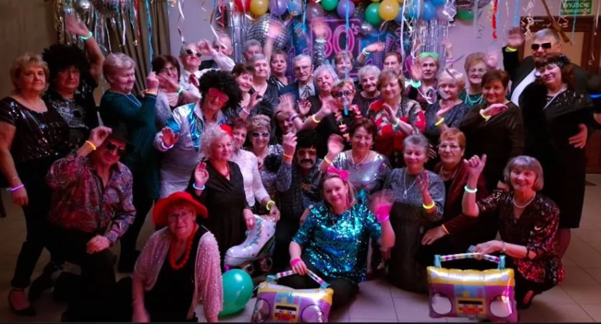 Lata 80. wróciły w wielkim stylu! Niezapomniana impreza seniorów z Gołąbek rozgrzała parkiet do czerwoności [ZDJĘCIA]
