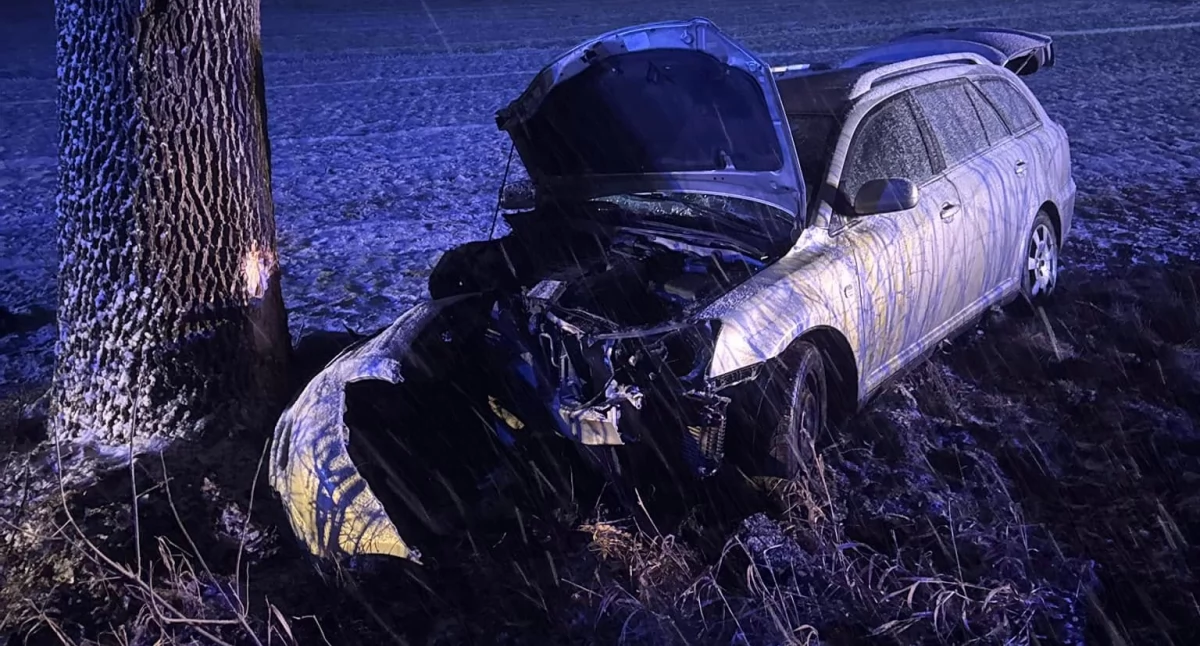 Ślisko na drogach w powiecie łukowskim! Kierująca Toyotą uderzyła w drzewo – kobieta trafiła do szpitala