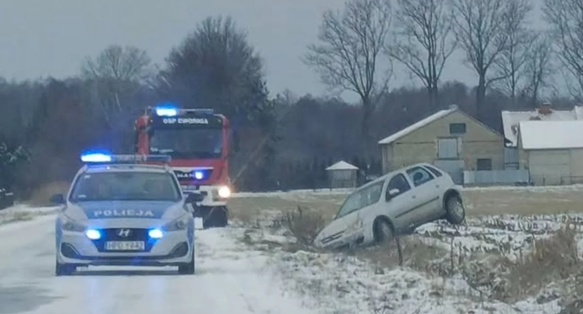 Dramatyczny wypadek na drodze w powiecie łukowskim! Opel Corsa w rowie – kobieta ranna