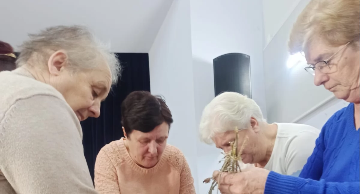 Seniorzy odkrywają moc ziół! Warsztaty zielarskie w Trzebieszowie