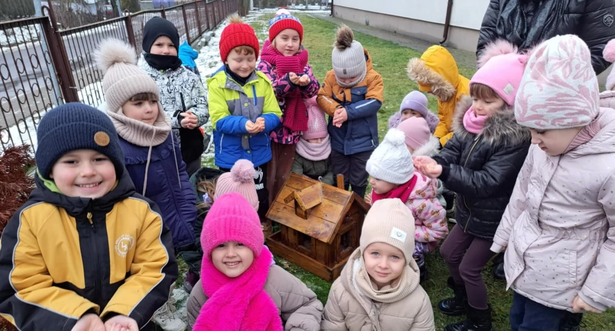 Szkoła w Serokomli ratuje ptaki! Oto jak najmłodsi pomagają zimą