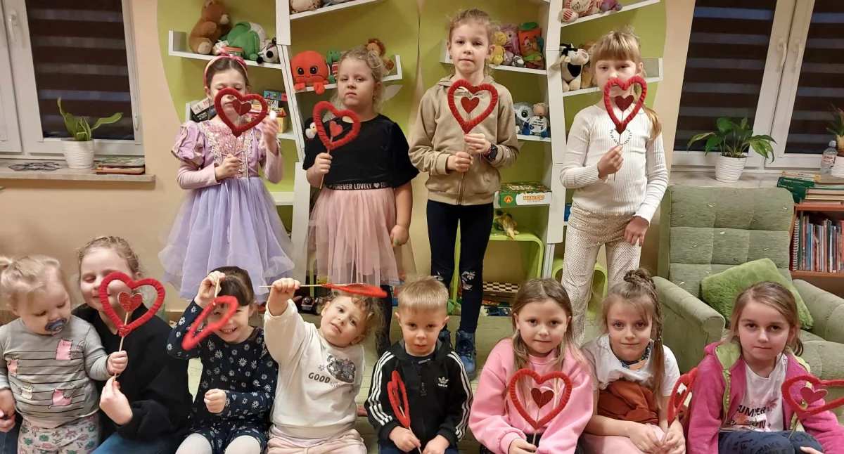 Bajkowa miłość do książek! Dzieci w Bibliotece Publicznej w Dmininie świętowały walentynki