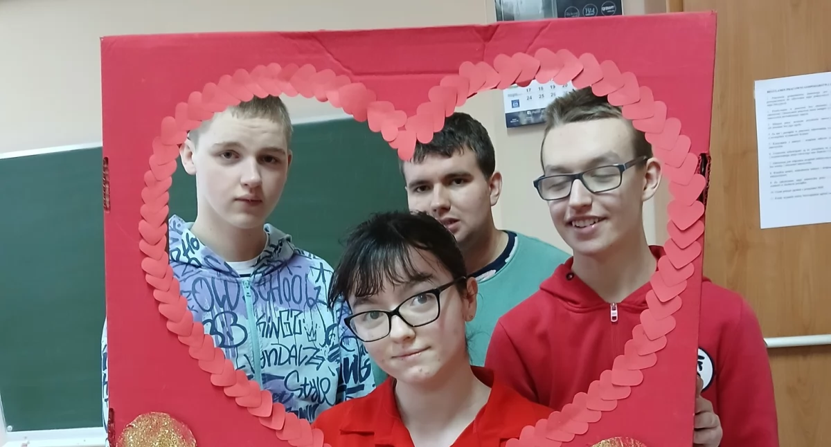 Walentynkowe szaleństwo w Zespole Placówek w Łukowie! Uczniowie zasypali się kartkami i słodyczami!