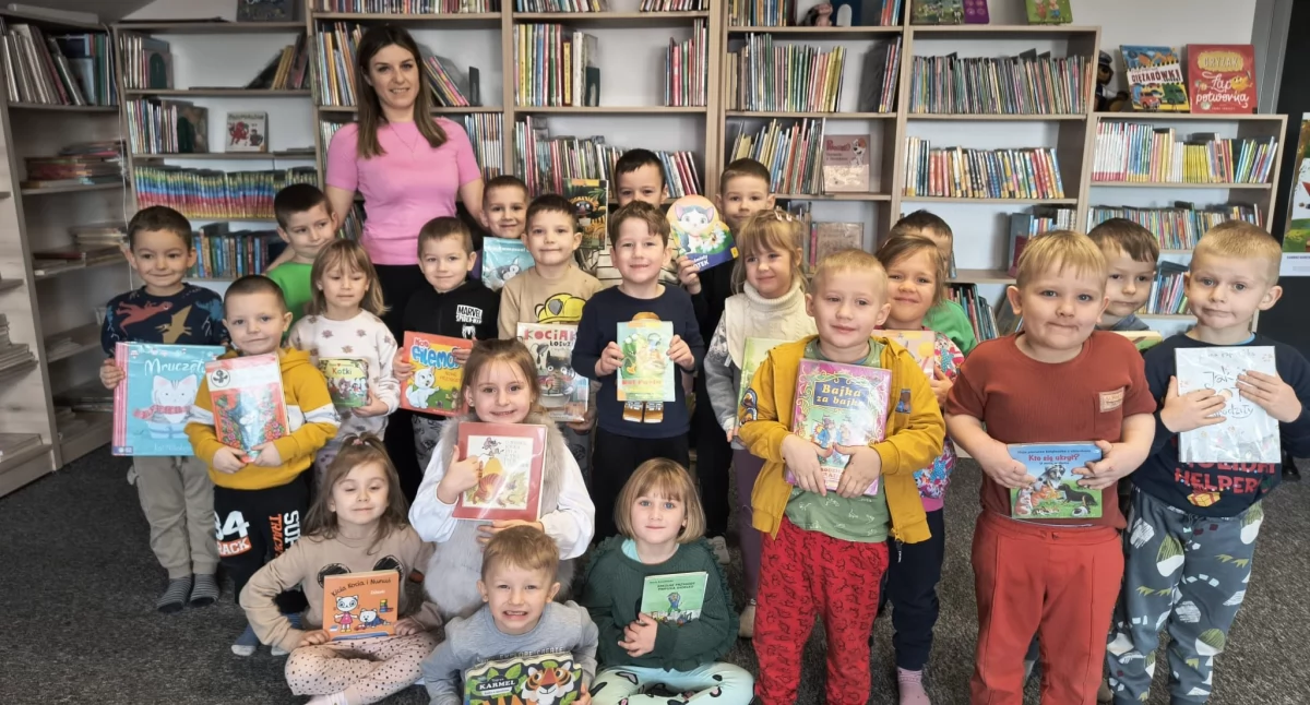 Kocie szaleństwo w Trzebieszowie! Przedszkolaki świętowały Międzynarodowy Dzień Kota w bibliotece