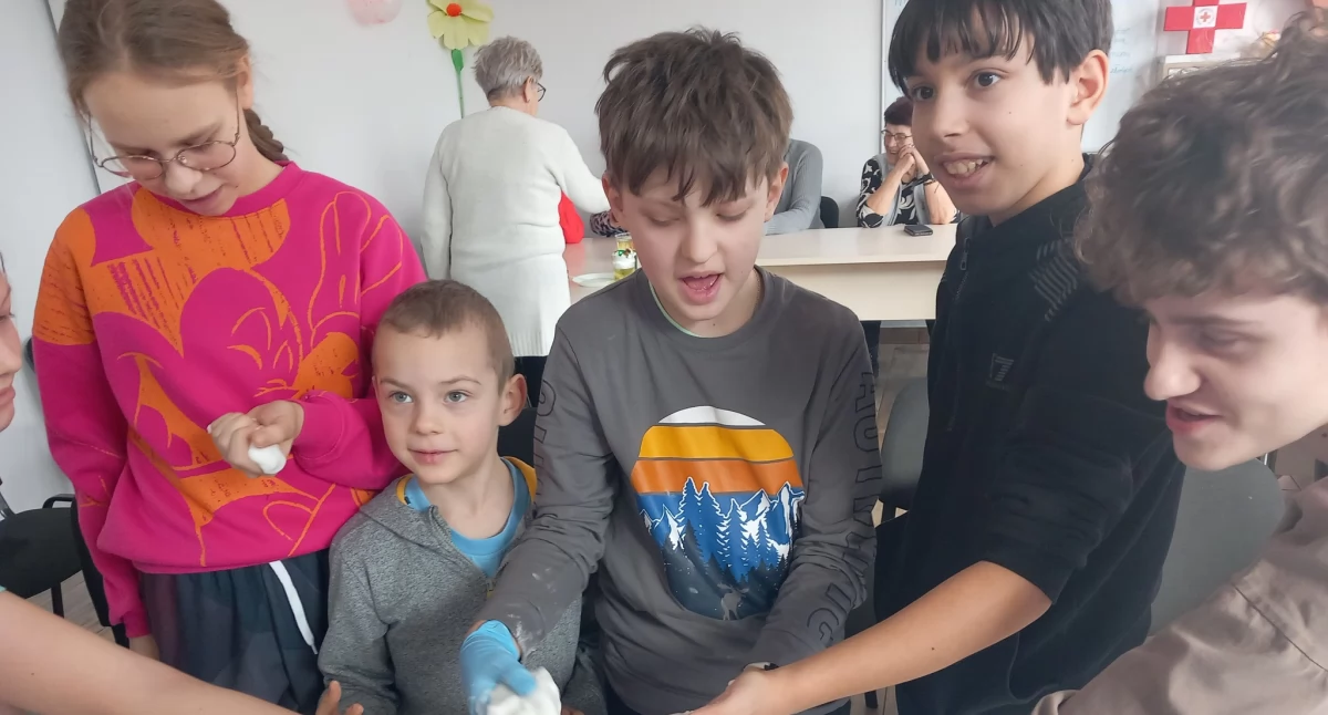 Chemiczne eksperymenty i bańkowa rywalizacja! Seniorzy i dzieci razem odkrywają naukę [ZDJĘCIA]