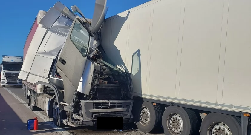 Dramat na autostradzie, w okolicy Wrocławia! Kierowca z powiatu łukowskiego ranny, jego ciężarówka do kasacji (NASZ NEWS)