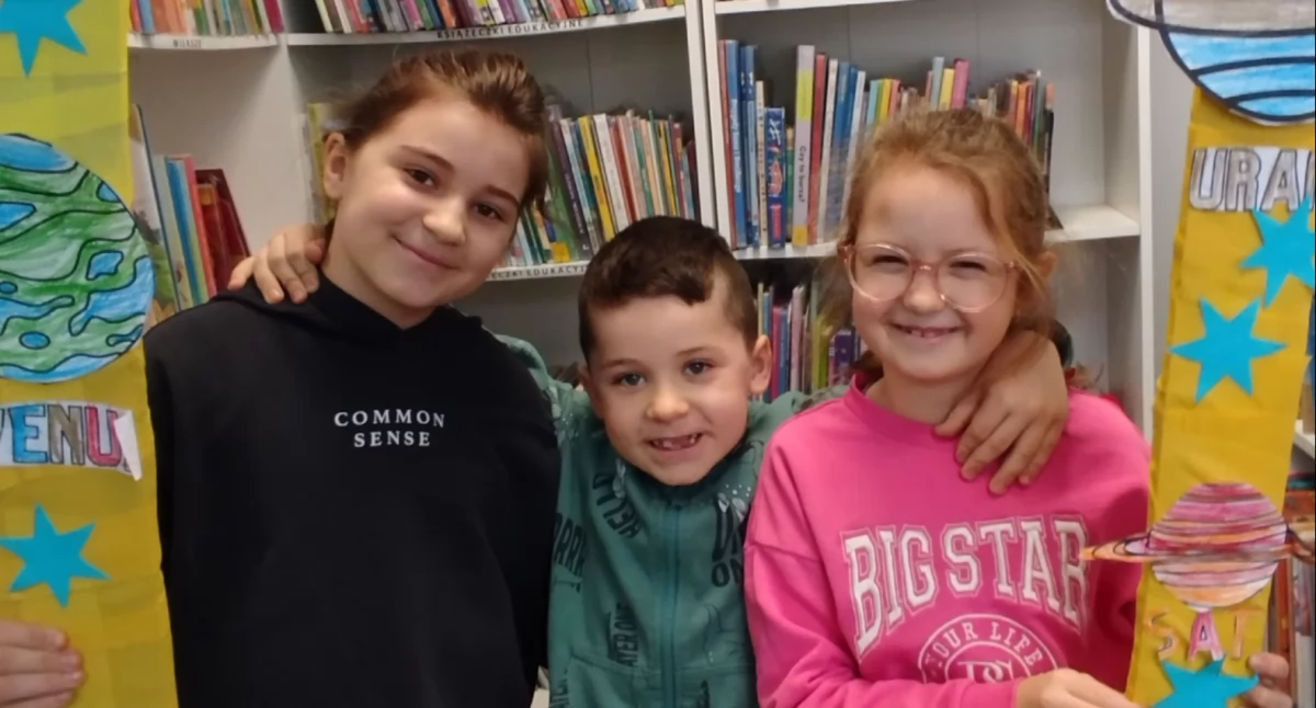 Zimowe ferie w Bibliotece w Okrzei! Dzieci piekły pierniczki i tworzyły kosmiczne ramki