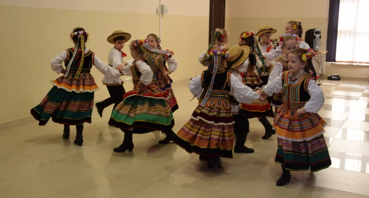 Seniorzy w rytmie karnawału! „Kropelki Rosy” porwały publiczność w Staninie [ZDJĘCIA]