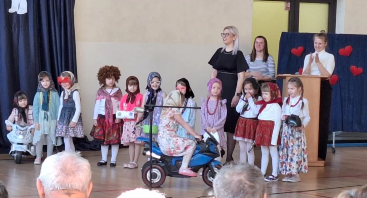 Wielkie Święto Babć i Dziadków w Przedszkolu w ZS w Serokomli! Wzruszenie i radość na twarzach seniorów