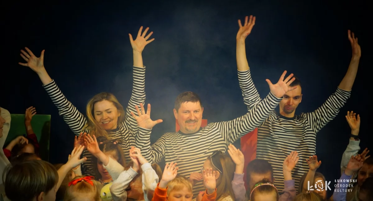 „Kot w butach” rozbawił publiczność w Łukowie! Improwizacja, muzyka i humor w jednym spektaklu