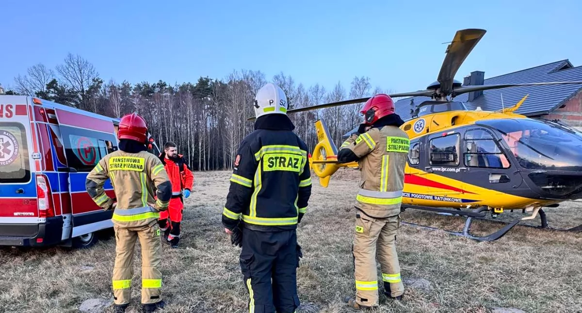 Wypadek w Klimkach – Mężczyzna przygnieciony przez wózek widłowy. Trwa akcja ratunkowa! 