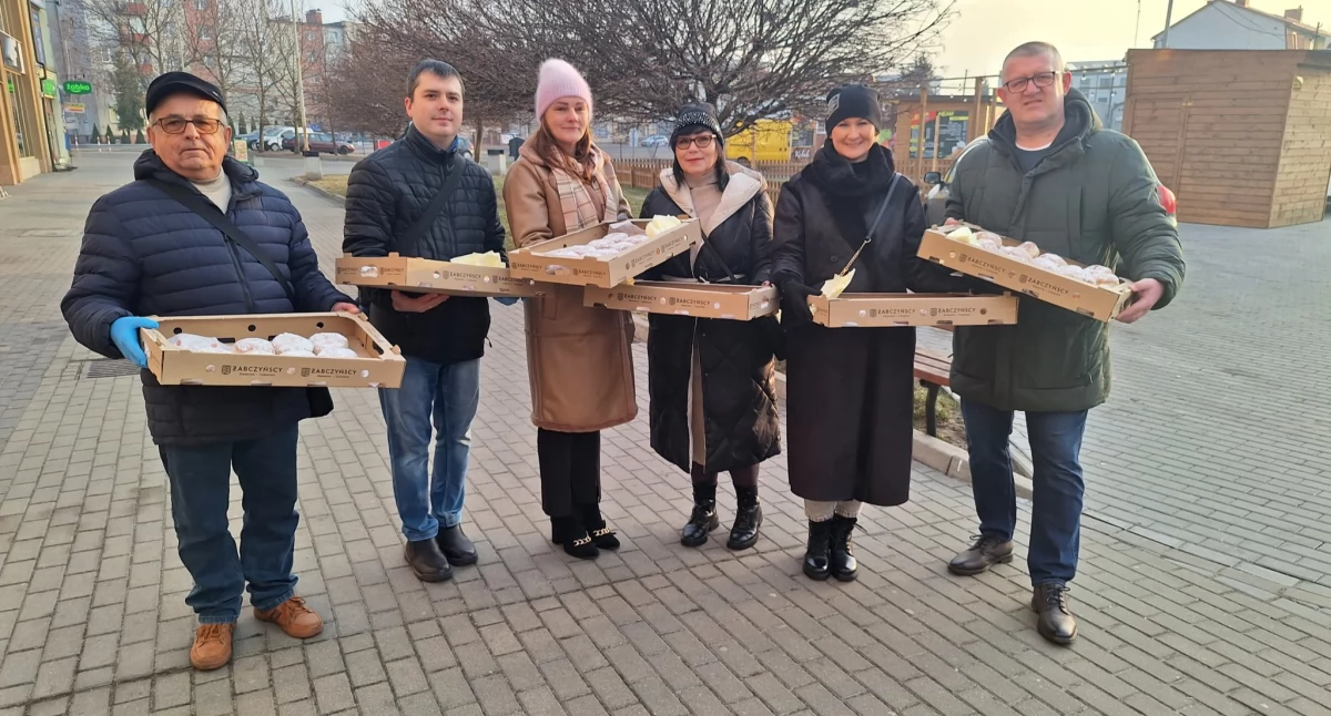 Słodki gest na Tłusty Czwartek! Stowarzyszenie rozdaje pączki mieszkańcom Łukowa