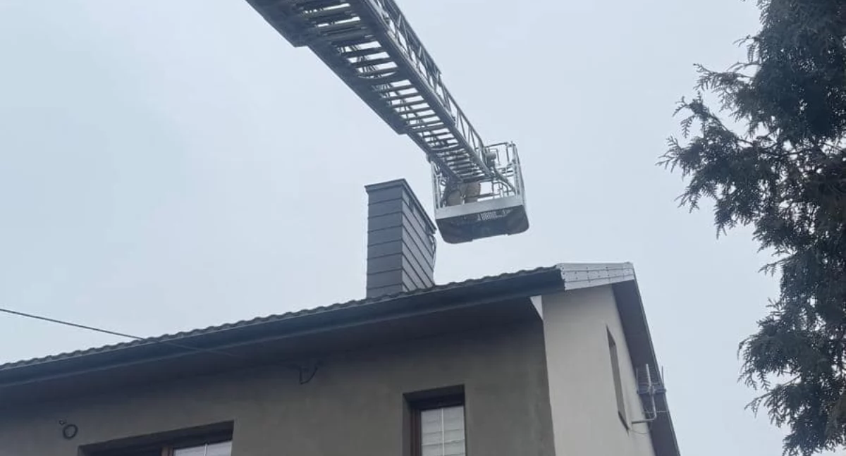 Ogień w kominie! Strażacy w akcji na wysokości  (FOTO)