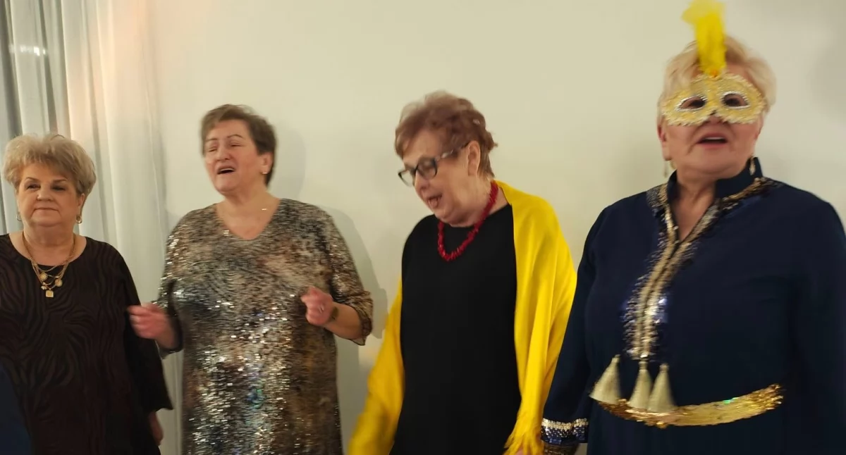 Tłusty Czwartek pełen tańca i egzotyki! Seniorzy z Trzebieszowa w karnawałowym szaleństwie