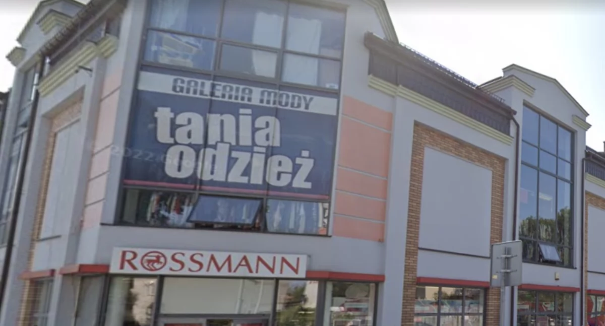 Niepokojący incydent w centrum Łukowa! Kobieta alarmuje: „Obrzydliwe zachowanie przy Rossmannie”