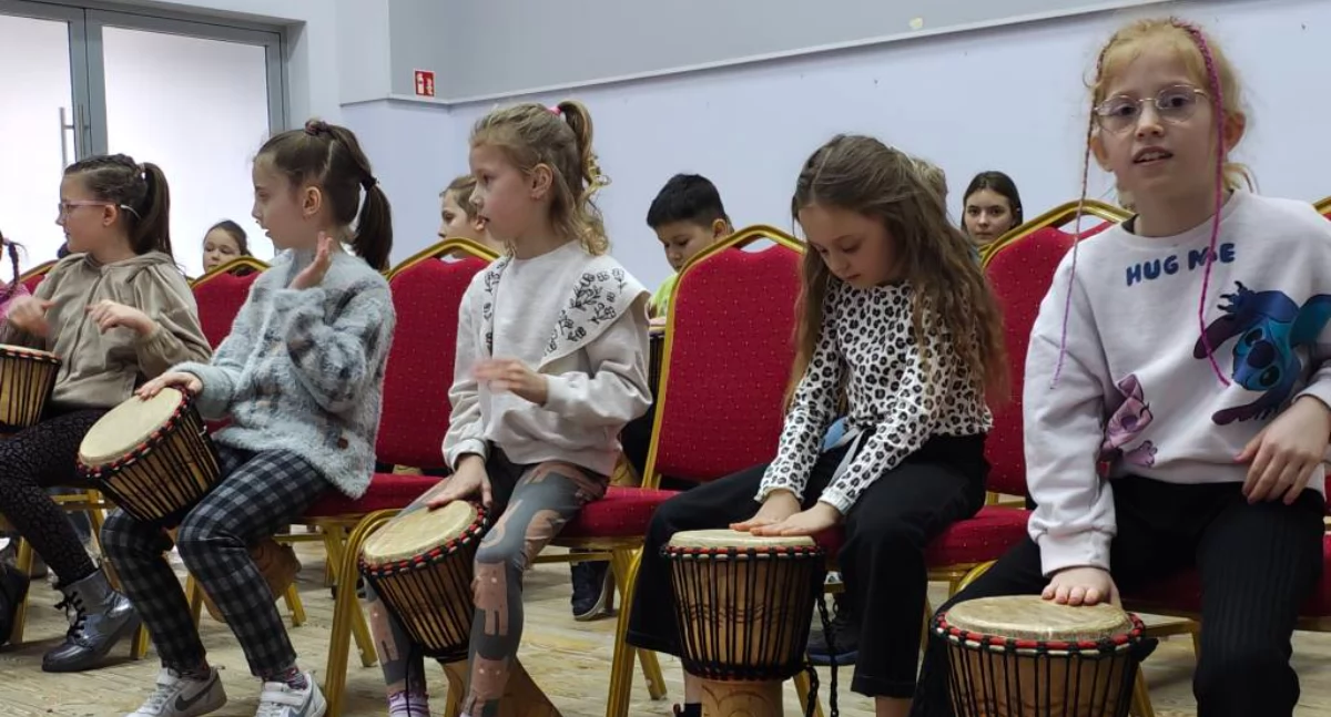Afryka w Trzebieszowie! Ponad 50 bębnów i niezwykłe rytmy porwały dzieci w egzotyczną podróż