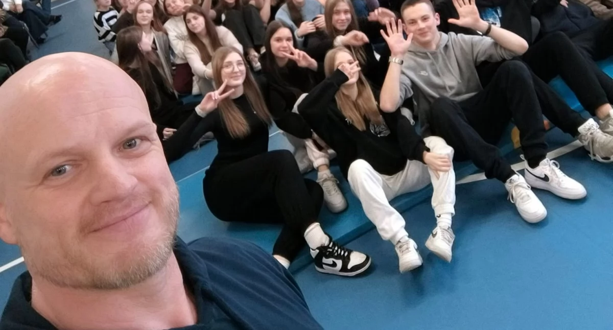 Pokazowe zajęcia z Robertem Dołęgą! Mistrz zachęca młodzież do podnoszenia ciężarów