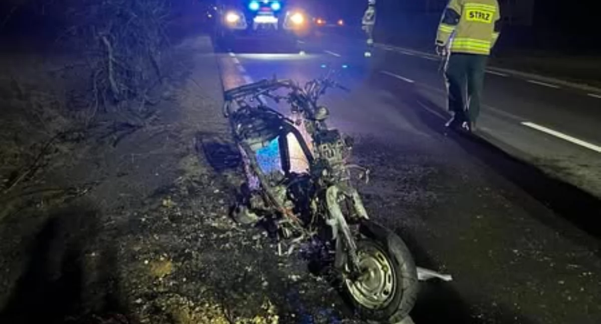 Porzucony skuter stanął w ogniu! Strażacy w akcji, policja bada sprawę