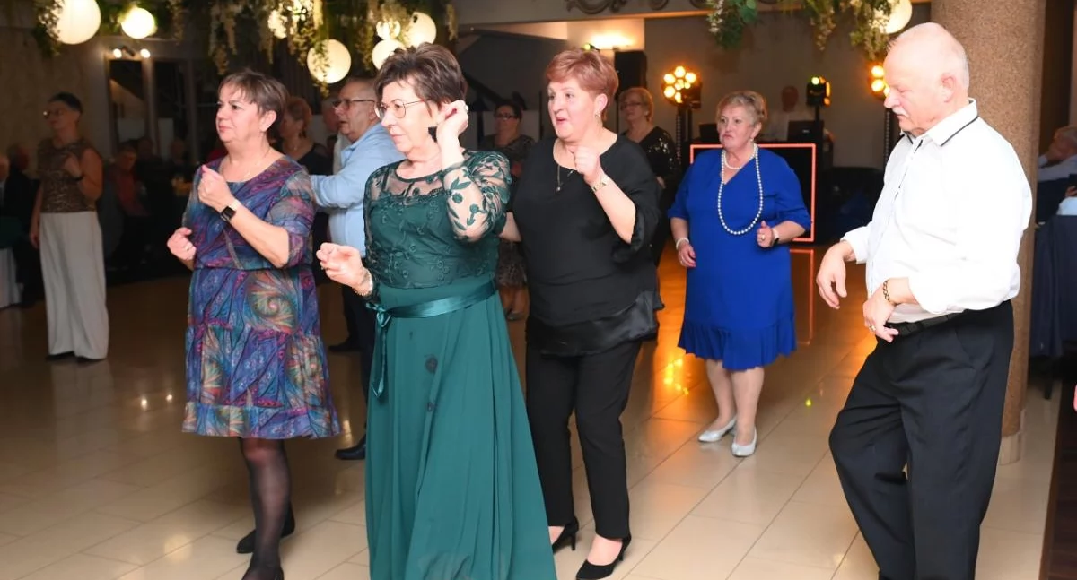 Szampańska zabawa seniorów w Łukowie! Ostatki w rytmie muzyki i radości [DUŻO ZDJĘĆ]