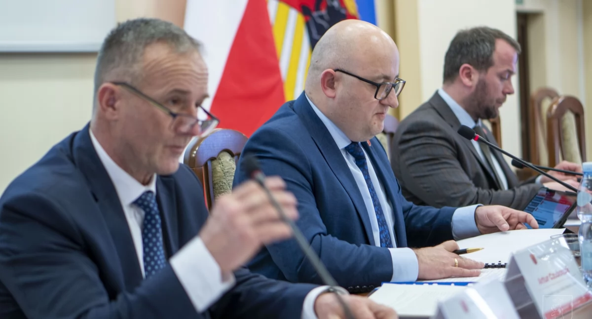 Łuków: Radni odrzucili petycję o darmowe parkowanie dla seniorów 85+! Argumenty mieszkańca nie przekonały władz