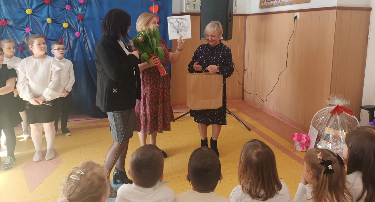 Elżbieta Kozak żegna się ze Szkołą Podstawową w Burcu – wzruszające pożegnanie!
