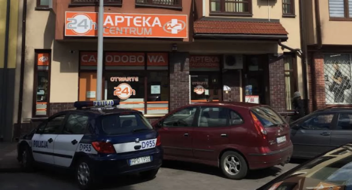 Chaos na chodniku! Piesi w Łukowie zepchnięci na ulicę przez źle zaparkowane auta!