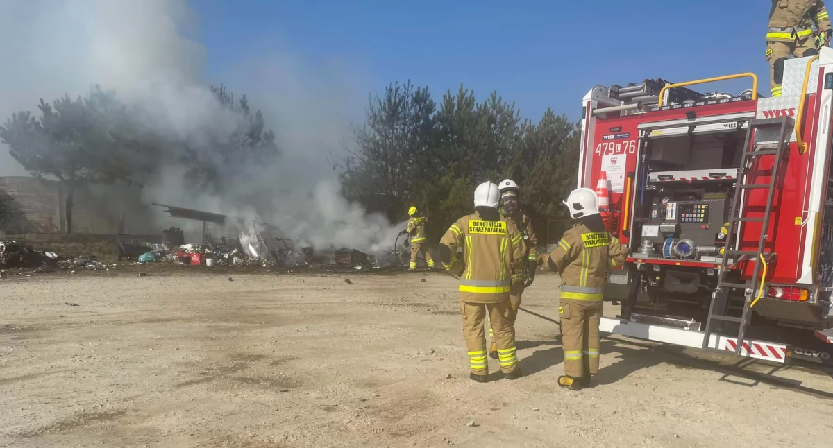 Pożar w gminie Wojcieszków! Ogień zajął trawę i przyczepę kempingową
