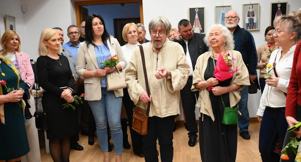 Kwiaty, sztuka i tradycja – niezwykły wernisaż wystawy „Stroje ludowe” w Muzeum Regionalnym w Łukowie [ZDJĘCIA]