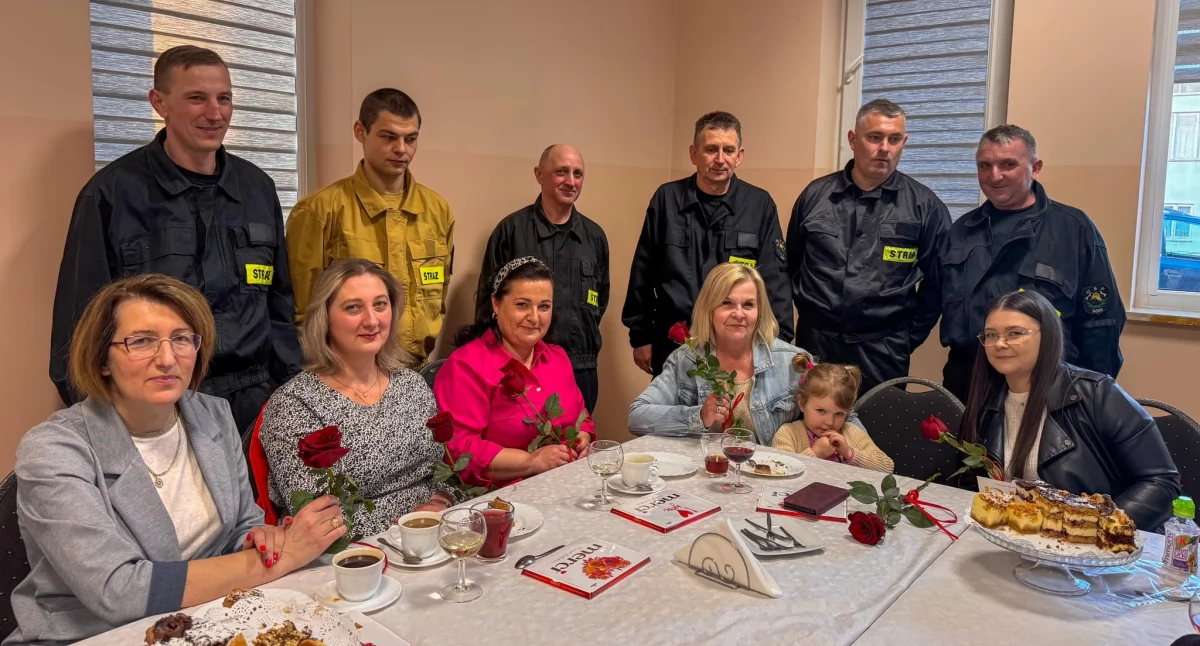 Wyjątkowy Dzień Kobiet w Goździe. Strażacy i wójt zaskoczyli mieszkanki