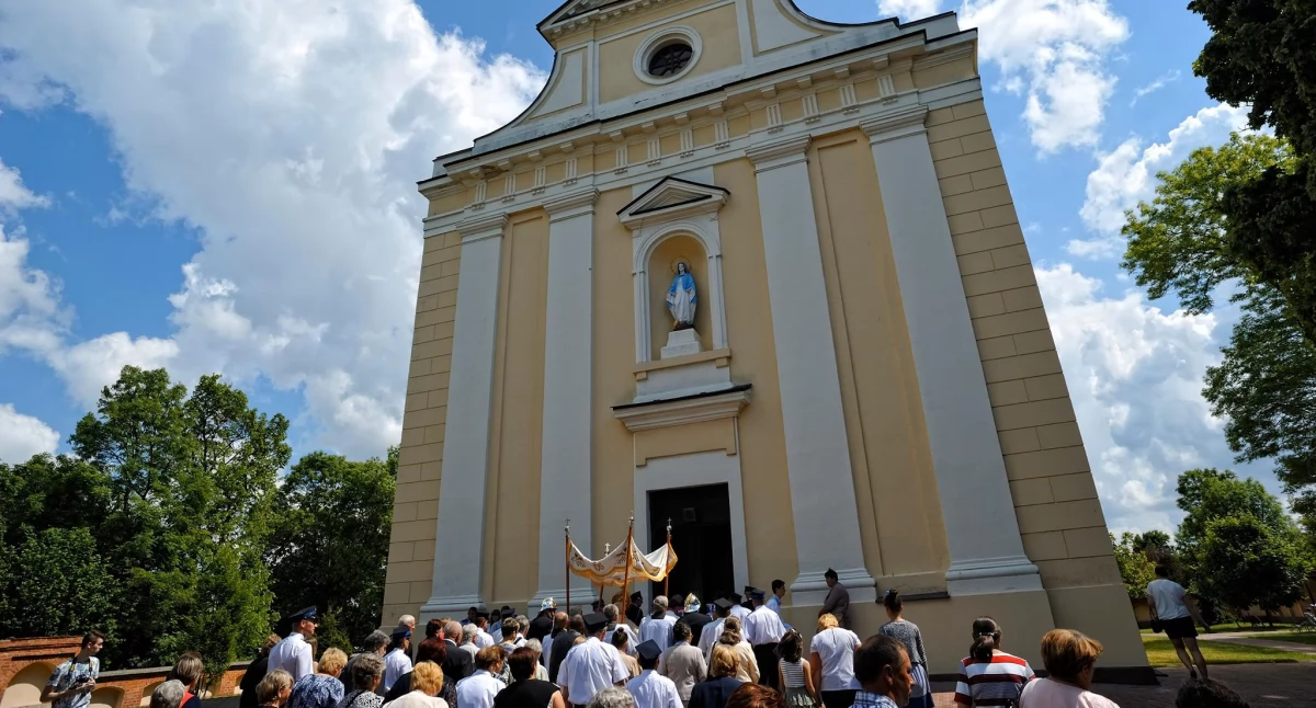 „Opiłowywanie” katolików w Okrzei? Kontrowersyjna barierka przed kościołem wywołała burzę