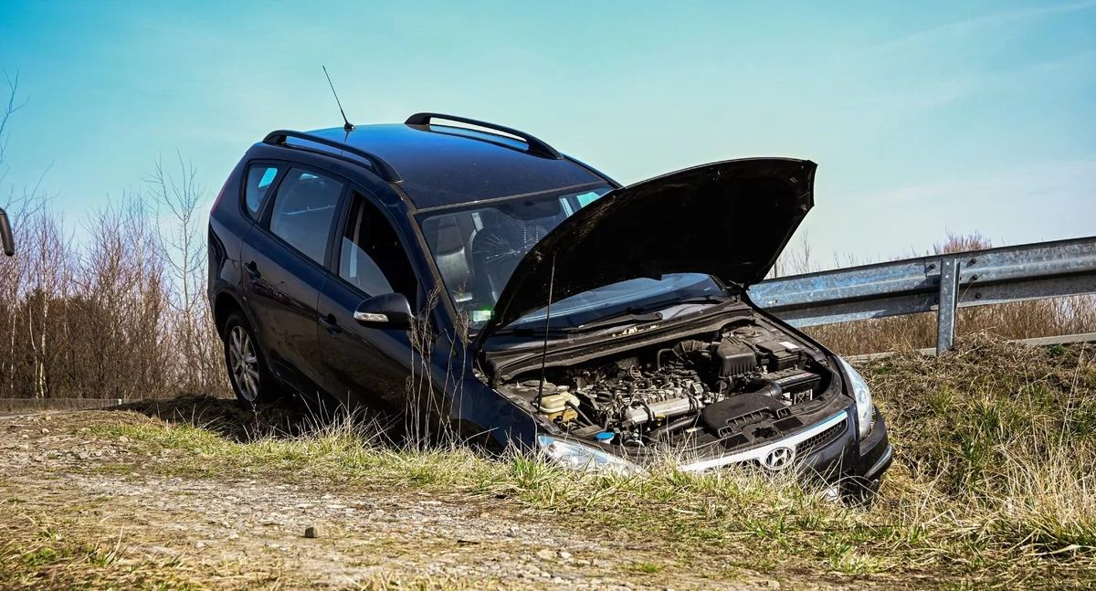 Pijany 23-latek rozbił auto, 43-latek uciekając wyrzucił mefedron i wiatrówkę! Policja zatrzymała podejrzanych