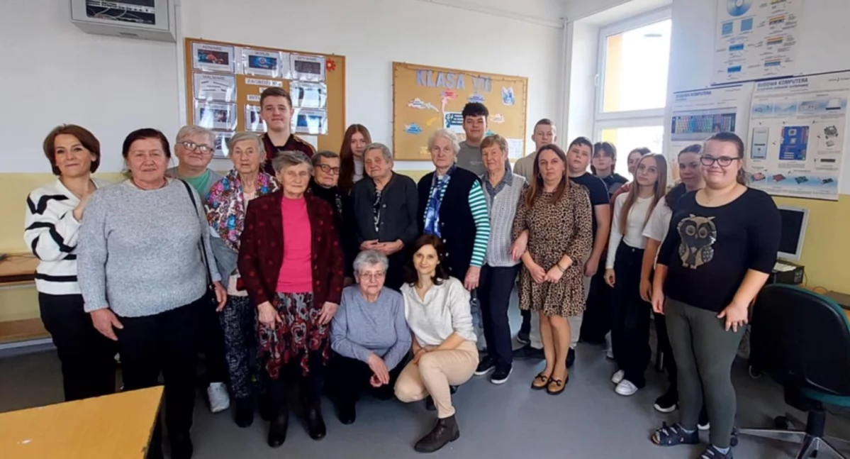 Seniorzy kontra Internet! Niezwykły projekt łączy pokolenia w Oszczepalinie