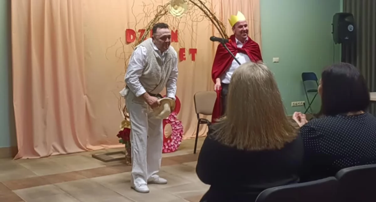 Dzień Kobiet w bibliotece w Dąbiu pełen śmiechu! Panowie rozbawili kobiety do łez
