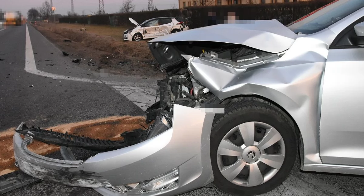 Dwa groźne wypadki w regionie! Jedno auto dachowało, drugie staranowane na skrzyżowaniu