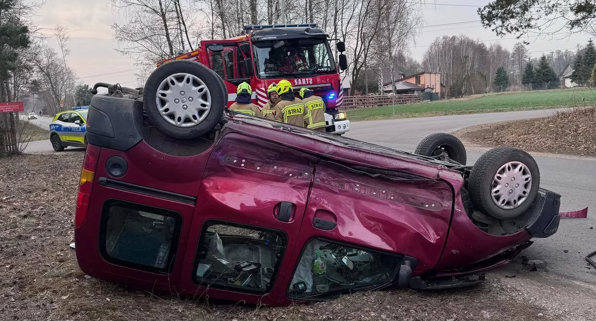 Mocne uderzenie i dachowanie! Kierowca Renault w szpitalu