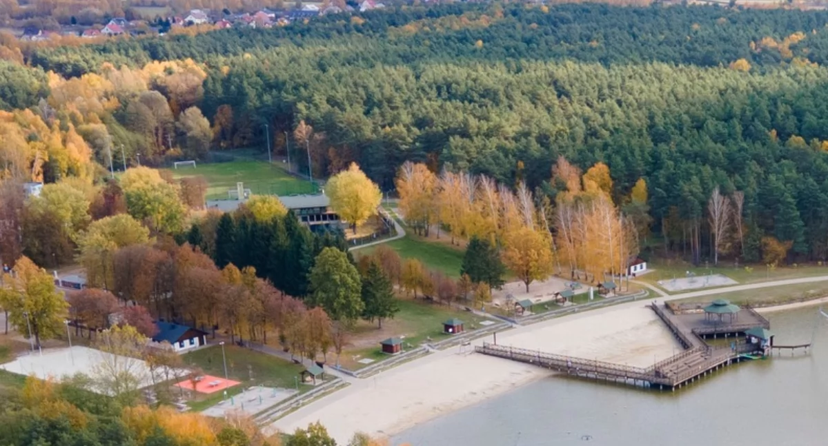 Mini kemping nad Zalewem Zimna Woda? Radny apeluje, a miasto analizuje plany!