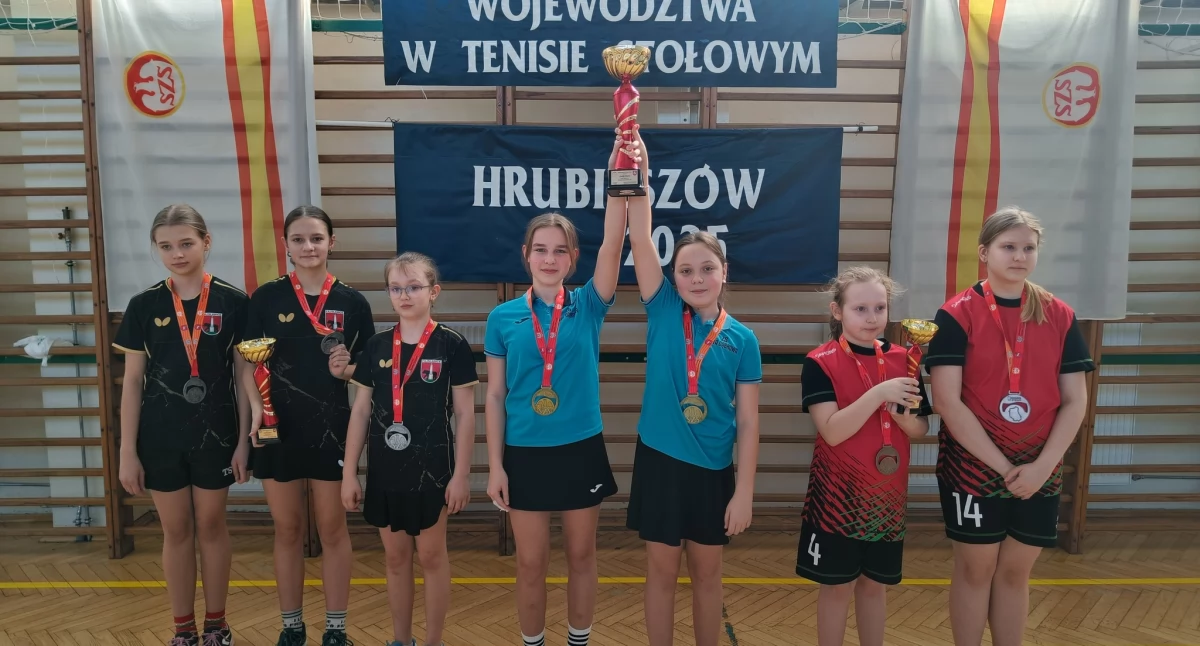 Podwójne złoto dla Szkoły Podstawowej w Hucie Dąbrowie! Awans do Mistrzostw Polski w tenisie stołowym