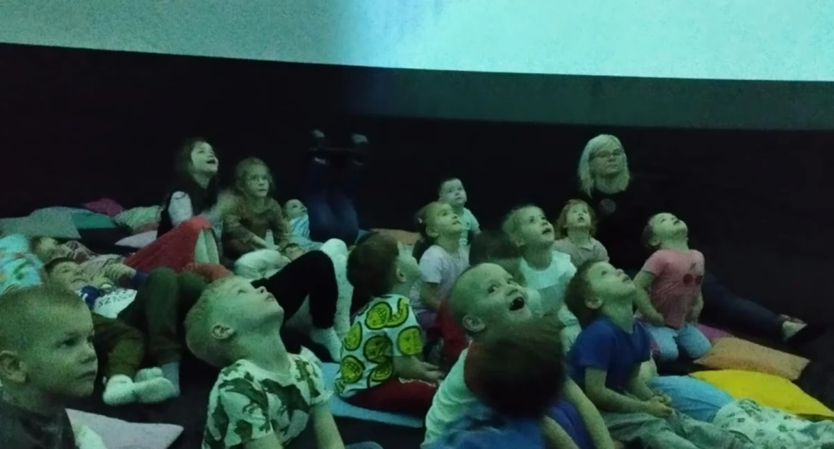 Kosmiczna podróż w Szkole Podstawowej w Zastawiu! Uczniowie przeżyli niezapomniane chwile w Mobilnym Planetarium