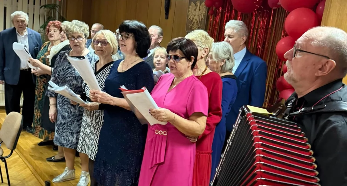 Łukowscy seniorzy świętowali Dzień Kobiet i Mężczyzn! Był tort, kawa i muzyka