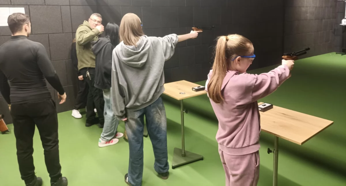 Strzał w Dziesiątkę! Uczniowie Zespołu Szkół nr 2 w Łukowie szkolili się na strzelnicy