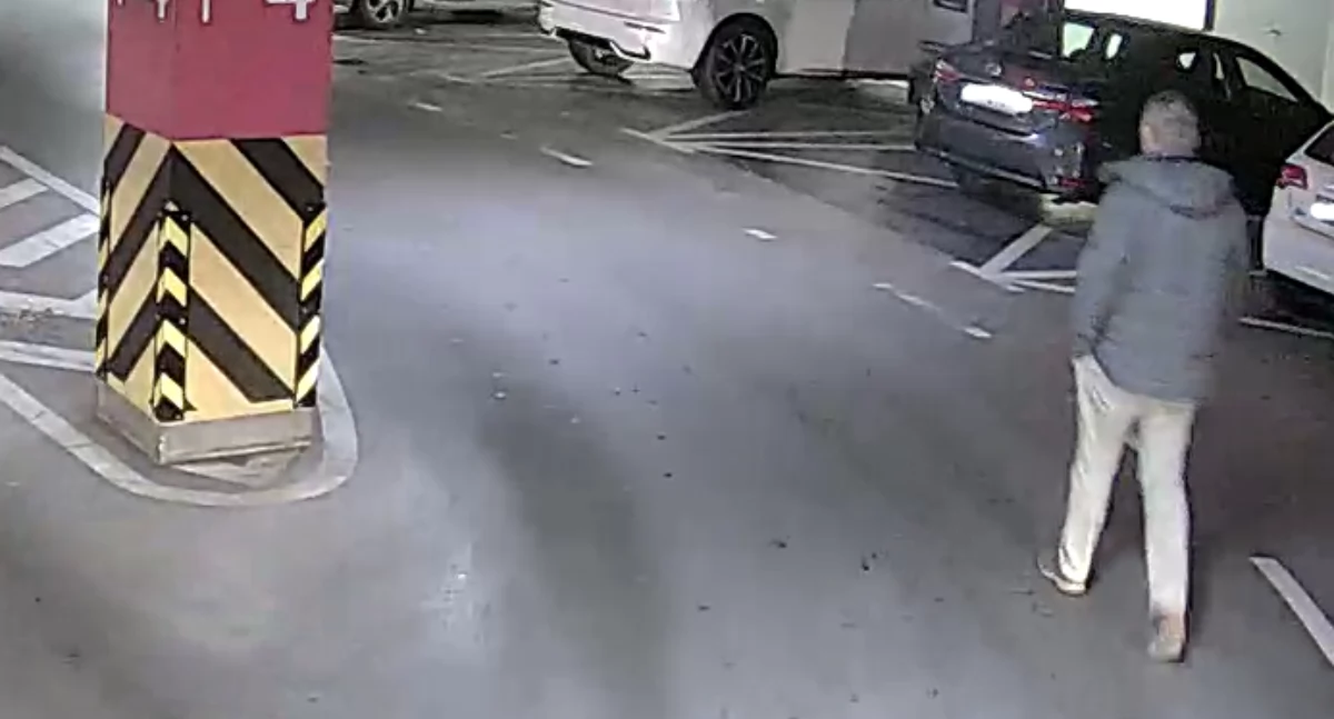 Policja szuka mężczyzny, który kopał samochód w galerii w Siedlcach