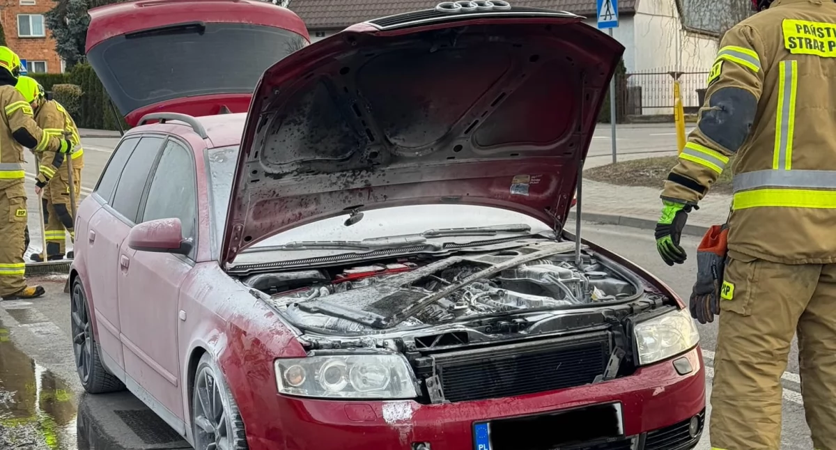 Audi w ogniu! Kierowca sam ugasił auto przed przybyciem straży  (FOTO)