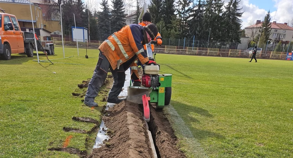 Nowoczesne nawadnianie murawy na stadionie Orląt Łuków (FOTO)