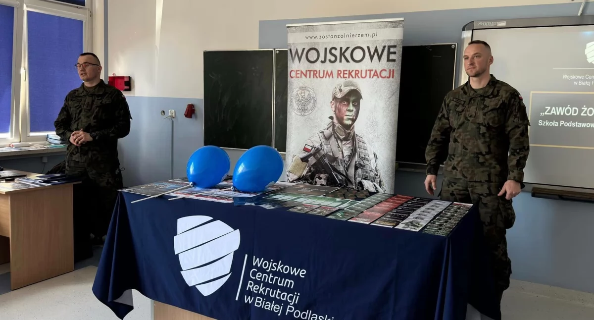 Żołnierze z Białej Podlaskiej inspirują uczniów Zespołu Szkół w Staninie do służby w armii
