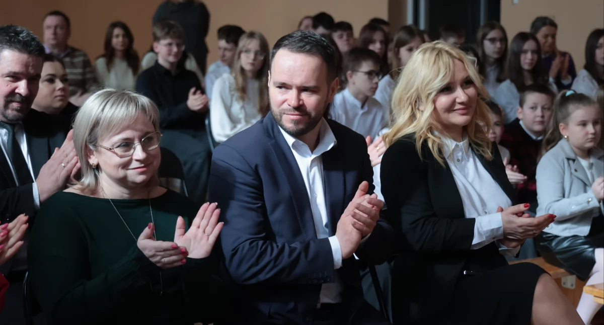 Wojewoda Krzysztof Komorski spotkał się z uczniami i nauczycielami szkoły w Jakuszach