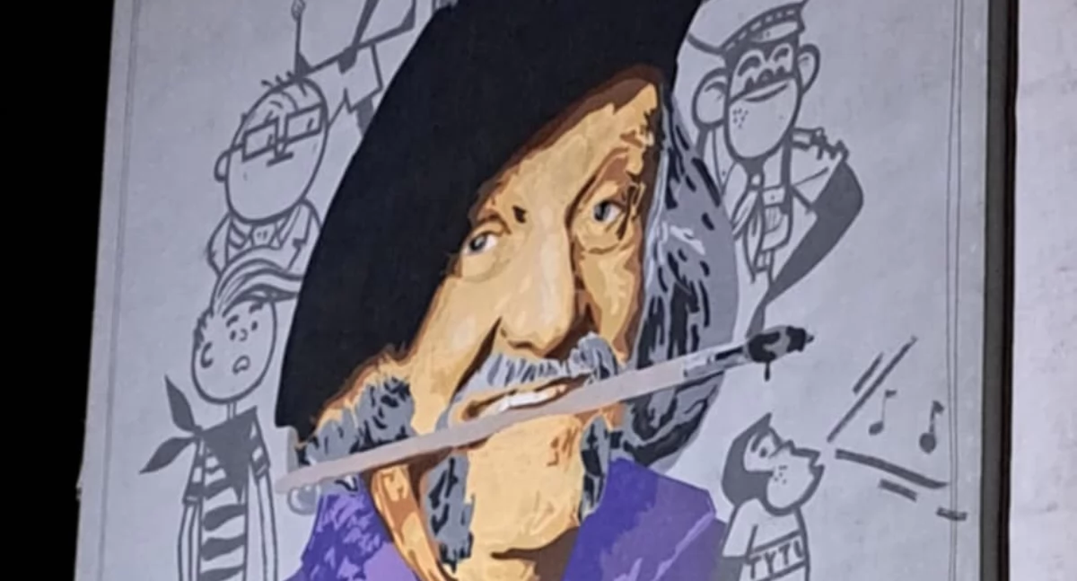 Nowa iluminacja! Mural Papcia Chmiela w Łukowie zachwyca po zmroku